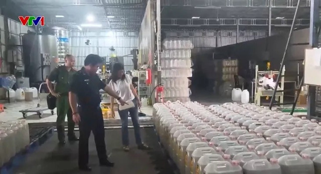 Cơ quan Công an tỉnh Hưng Yên đã thu giữ hơn 1.000 tấn dầu nhập lậu. Ảnh: VTV1 dau-an1.jpg