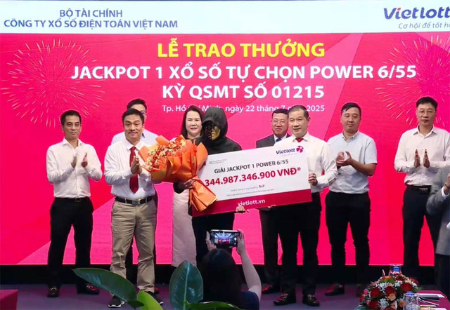 Anh N.P nhận thưởng độc đắc Vietlott trị giá gần 345 tỷ đồng. Ảnh: Vietlott trung-so1.jpg