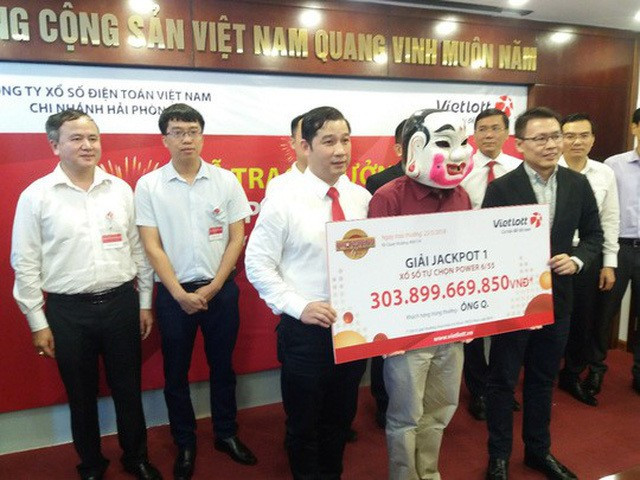 Ông Q. tại buổi lễ trao giải Jackpot 1 chiều 22/5. Ảnh: Vietlott trung-so3.jpg
