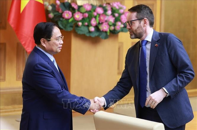 Thủ tướng Phạm Minh Chính và Đại sứ Vương quốc Anh tại Việt Nam Iain Frew. Ảnh: Dương Giang/TTXVN thu-tuong1.jpg