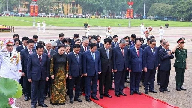 Đoàn đại biểu lãnh đạo, nguyên lãnh đạo Đảng, Nhà nước đặt vòng hoa và vào Lăng viếng Chủ tịch Hồ Chí Minh. Ảnh: TTXVN vieng-lang-bac.jpg