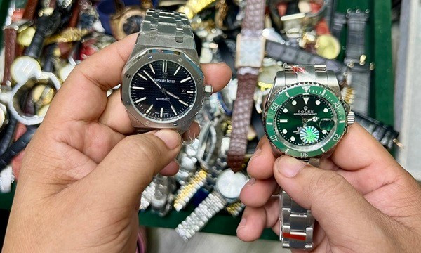 Đồng hồ nghi giả nhãn hiệu Rolex bán tại Saigon Square. Ảnh: Quản lý thị trường TP HCM anh-2-8.jpg