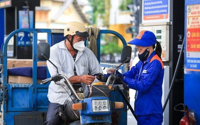 Giá xăng giảm lần thứ 2 liên tiếp. Ảnh: Báo Chính phủ. gia-xang.jpg