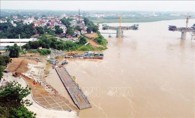 Nhiều phương tiện được tập trung để phục vụ xây dựng cầu Phong Châu và vận hành cầu phao, phà quân sự ngay tại khu vực cầu Phong Châu. Ảnh: Tạ Toàn – TTXVN Nhiều phương tiện được tập trung để phục vụ xây dựng cầu Phong Châu và vận hành cầu phao, phà quân sự ngay tại khu vực cầu Phong Châu. Ảnh: Tạ Toàn – TTXVN