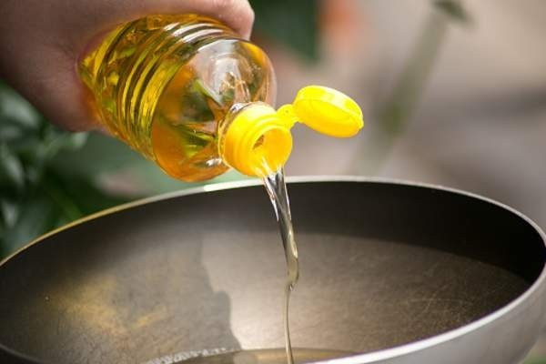 Dầu ăn giả có mùi vị lạ do dầu được pha tạp chất hoặc hóa chất. Ảnh minh họa dau-an2.jpg