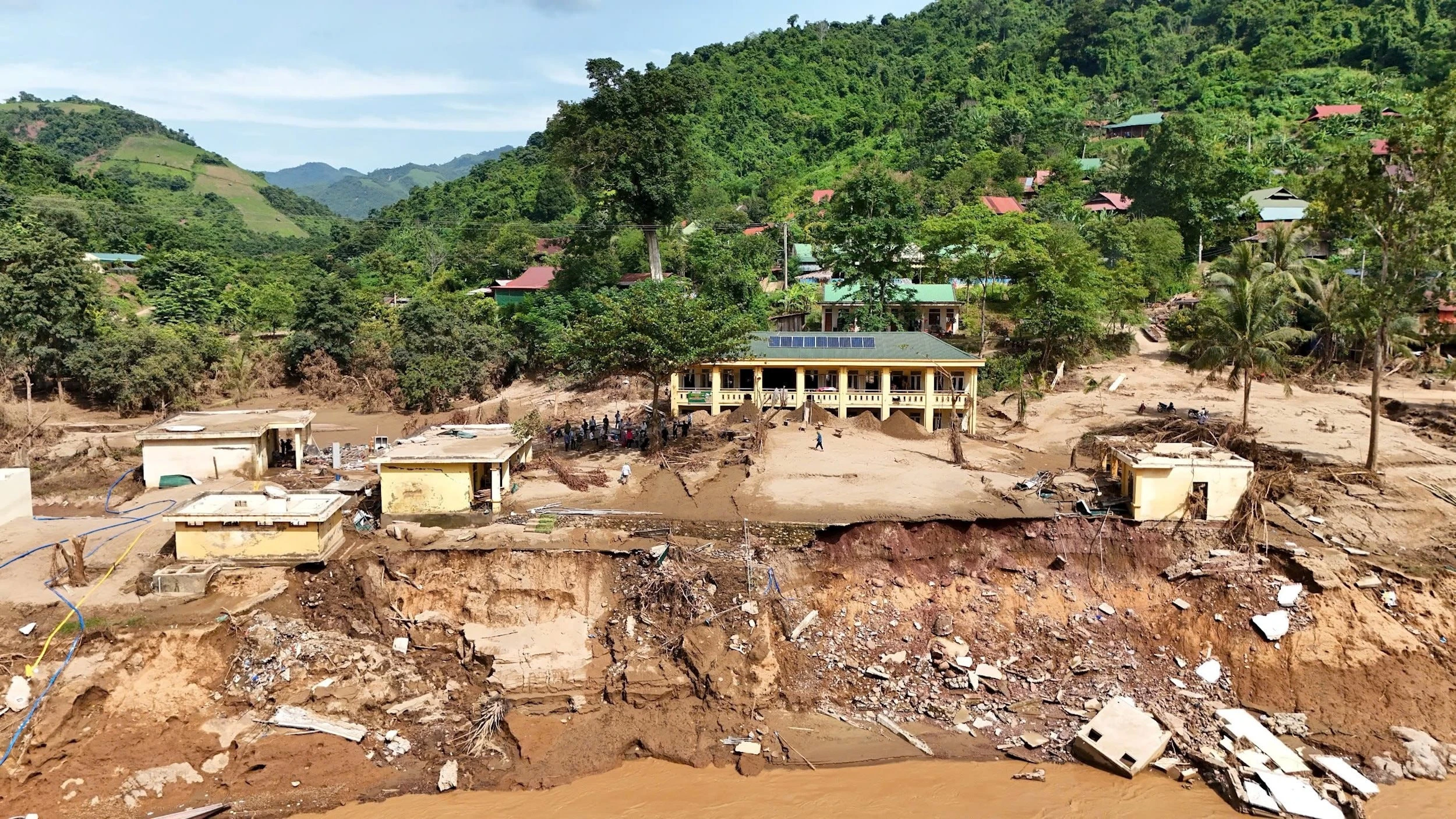 Nhiều trường học tan hoang sau lũ, Nghệ An nỗ lực khắc phục kịp đón năm học mới