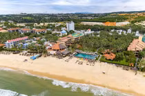 Đô thị Mũi Né tiếp tục giữ vai trò cực kinh tế nghỉ dưỡng phía Đông Bắc, chú trọng bảo tồn đồi cát, làng chài truyền thống và phát triển logistics hàng không.