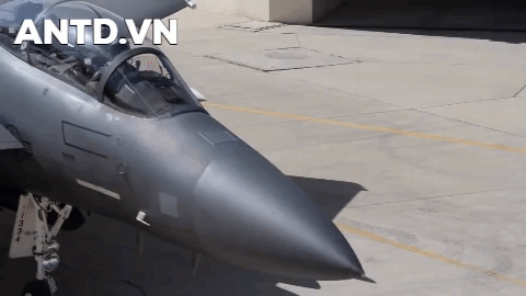 Những chiến đấu cơ hạng nặng F-15E của không quân Mỹ vừa bay quần đảo trên bầu trời Syria để "gửi thông điệp" tới quân đội Syria sau khi có cuộc đụng độ liên quan tới lính Mỹ.