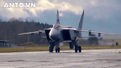 Trong những lần đối đầu trước đây, các phi công Mỹ rất khó chịu với MiG-25. Hiện nay họ cho rằng nếu trường hợp xảy ra đối đầu quân sự với Nga, vai trò của máy bay này sẽ do tiêm kích đánh chặn MiG-31 đảm nhận.