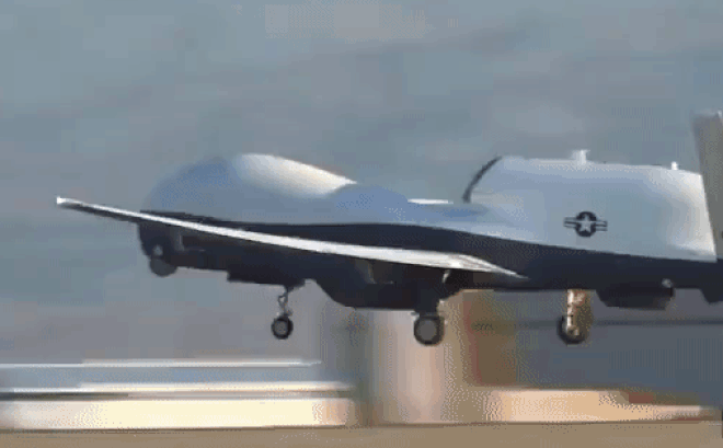 Máy bay trinh sát không người lái RQ-4 Global Hawk là sản phẩm của hãng Northrop Grumman ra đời vào giữa thập niên 1990.