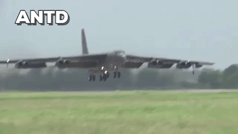 Moscow và Washington thường triển khai oanh tạc cơ, máy bay trinh sát áp sát không phận của nhau.