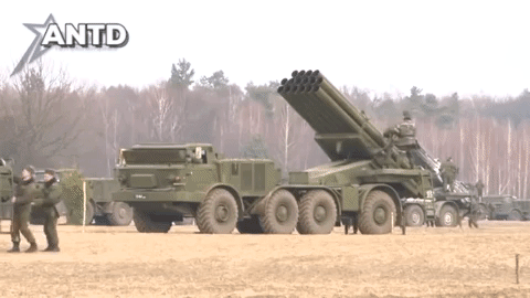 BM-27 là tổ hợp pháo phản lực đầu tiên của Nga được trang bị cánh đuôi giúp ổn định đường bay để tránh độ tản mát khi tấn công mục tiêu.