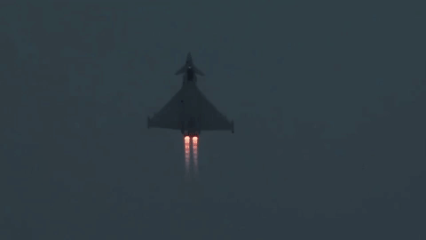 EF-2000 Typhoon có sức chiến đấu tiệm cận với F-22 của Mỹ và hơn hẳn các thế hệ chiến đấu cơ thứ 4.