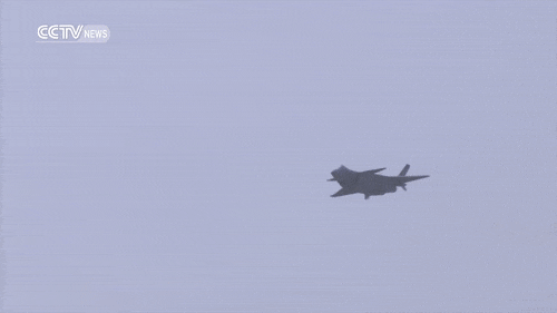 "Tiêm kích J-20 đã trở nên độc đáo với khái niệm bố trí khí động học. Nó khác biệt so với F-22 và F-35 Mỹ, cũng như Su-57 Nga. Máy bay Mỹ có công nghệ tàng hình tuyệt vời, nhưng có vấn đề với khả năng cơ động và do đó chúng không phù hợp để chiến đấu gần. Tiêm kích Su-57 thì ngược lại - tính khí động học tuyệt vời, nhưng không có công nghệ tàng hình", trang Sina cho biết.