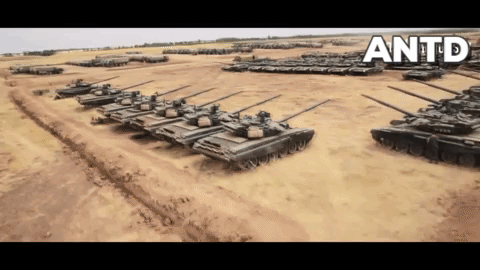Xe tăng T-90 được trang bị động cơ có công suất từ 850 - 1.150 mã lực tùy theo phiên bản. Tuy động cơ có công suất thấp hơn xe tăng phương Tây, nhưng nhờ trọng lượng nhỏ, nên xe tăng T-90 vẫn cơ động cực tốt trên chiến trường, ngang tầm với những xe tăng phương Tây trang bị động cơ 1.500 mã lực.