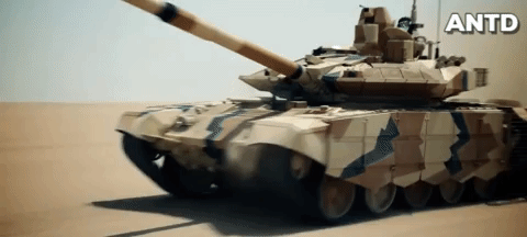 Với những gì xe tăng T-90 đã thể hiện rất tốt trên chiến trường, Nga còn phát triển biến thể T-90 mới mang tên T-90MS với kho đạn nằm sau tháp pháo, giải quyết điểm yếu cố hữu trên xe tăng Nga.