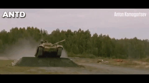 Hình ảnh xe tăng T-90 bắn trong trạng thái hành tiến. Đây là điều rất quan trọng, cho phép xe tăng vừa cơ động để tránh hỏa lực đối phương, trong khi vẫn tung đòn hỏa lực lên đầu của kẻ địch.
