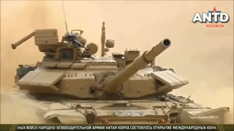 Xe tăng T-90 có hệ thống ổn định ngắm bắn giúp chúng có thể bắn khi đứng yên cũng như cả khi hành tiến với độ chính xác cao. Pháo trên xe tăng có thể diệt mục tiêu từ khoảng cách 4-5km.