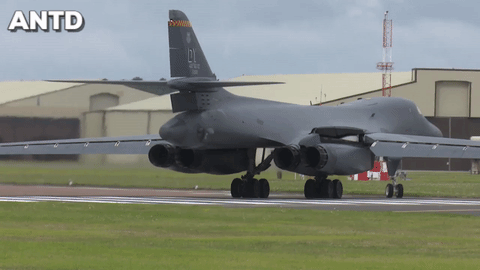"Chúng tôi đang xem xét cấm phi công điều khiển máy bay B-1B Lancer bay thấp bám địa hình khi huấn luyện và chiến đấu, trong nỗ lực nhằm gia tăng tuổi thọ khung thân cho dòng oanh tạc cơ này", phát ngôn viên Bộ Tư lệnh Tiến công toàn cầu của không quân Mỹ David Faggard cho biết hồi đầu tuần.