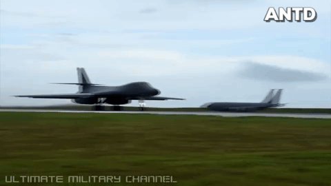 B-1B Lancer được thiết kế có thể bay thấp với tốc độ siêu âm để né tránh radar của đối phương, nhưng cách vận hành này tạo ra áp lực rất lớn lên cấu trúc của phi cơ, khiến khung thân máy bay bị hao mòn nhanh chóng.