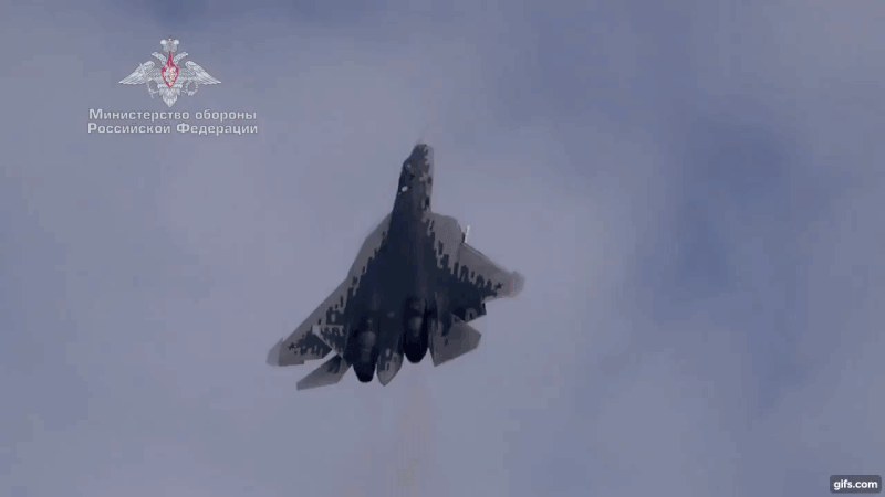  Su-57 Felon là tiêm kích tàng hình thế hệ 5 tiên tiến nhất của Nga, hiện tại nó đang trong giai đoạn hoàn thiện tính năng và được sản xuất trước mắt với một lô nhỏ.