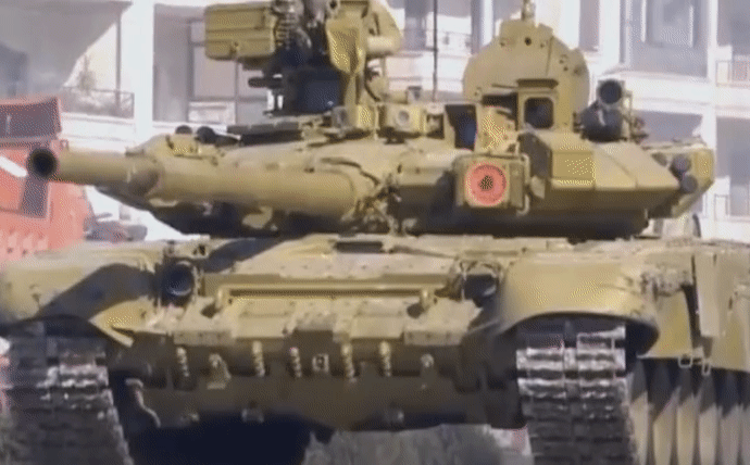 Những xe tăng chiến đấu chủ lực T-90 trên có thể sớm tham gia cuộc tấn công vào hai tỉnh Idlib và Aleppo hiện vẫn do phiến quân đối lập kiểm soát, nhằm giải phóng hoàn toàn các địa bàn chiến lược này.