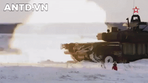 Những chiếc T-80BVM này không được sơn màu như tăng T-72B3 trong giải Tank Biathlon, mà chỉ mang cờ màu xanh lục, xanh dương, đỏ và vàng.