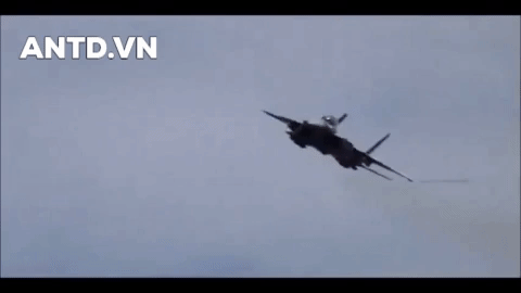 Bên cạnh đó, F-15E được trang bị cả trạm gây nhiễu điện tử với chất lượng hơn hẳn so với các thiết bị đời trước.