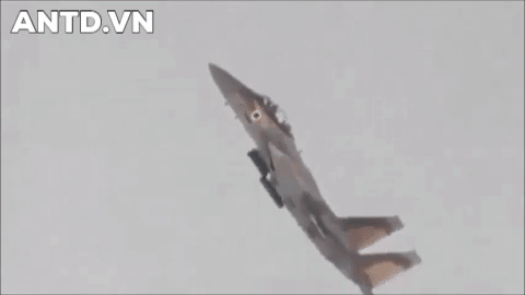 F-15E cũng có tốc độ cao hơn máy bay Nga khi có thể cơ động với tốc độ Mach 2,5 trong khi Su-35 của Nga chỉ dừng lại ở tốc độ Mach 2,2.
