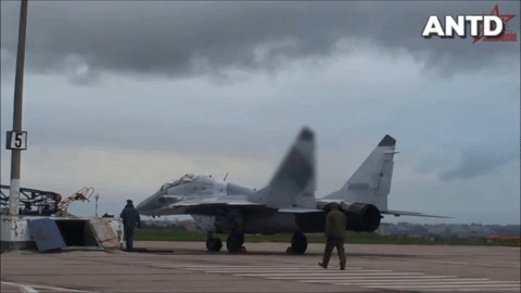 MiG-29SMT được trang bị một radar mảng pha thụ động Zhuk ME có thể phát hiện mục tiêu từ khoảng cách 120km.