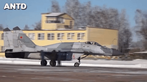 Việc tích hợp thêm bình chứa nhiên liệu để tăng tầm bay khiến chiếc lưng của MiG-29SMT nhô lên.