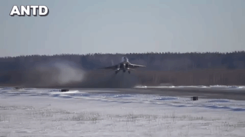 Với hai động cơ cực khỏe này MiG-29SMT có khả năng bay với vận tốc Mach 2, tầm tác chiến 700km.