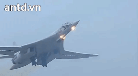 Cụ thể, khi máy bay ném bom chiến lược siêu âm Tu-160 Blackjack đang thực hiện chuyến bay thường lệ thì bị 2 tiêm kích tàng hình thế hệ 5 F-35A Lightning II áp sát.