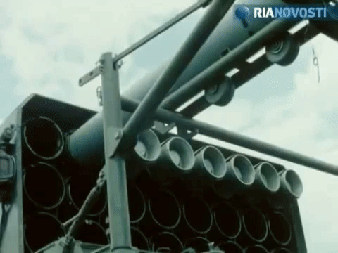 TOS-1A sử dụng loại đạn rocket phóng cỡ 220 mm. Hình ảnh các binh sĩ đang tái nạp đạn cho hệ thống pháo phản lực áp nhiệt đáng sợ này.