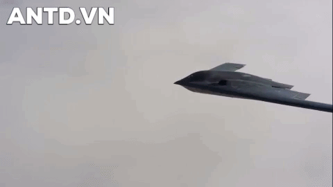 Chiếc B-2 Spirit được cấu tạo bởi 80% là vật chất tổng hợp, đa phần là sợi carbon. Khung bên trong được kết nối với thân và nơi đặt bình nhiên liệu lớn nhất, thì được làm bằng titan và nhôm.