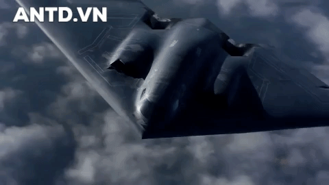 Rõ ràng với những thông số ấn tượng, B-2 Spirit là một kỳ quan vũ khí của Mỹ. Nó đã được chứng minh ngay từ những năm đầu đi vào biên chế. Cụ thể tháng 6-1995, Mỹ đã đưa B-2 tới tham dự triển lãm hàng không Paris (Pháp). Trước khi xuất phát, Mỹ đã thông báo cho Pháp đường bay của B-2. Quân đội Pháp đã ra lệnh cho trạm radar cảnh giới sục sạo nhưng không thể nào phát hiện được B-2 cho tới khi hạ độ cao lộ diện trước con mắt người thật.