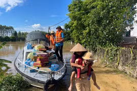 Công an Bắc Ninh vượt lũ giúp đỡ người dân