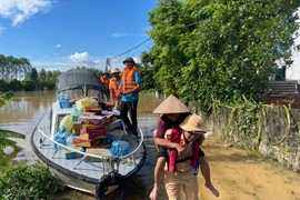 Công an Bắc Ninh vượt lũ giúp đỡ người dân