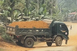 Nam tài xế ở Lào Cai bị xử phạt vì chở đất không che chắn