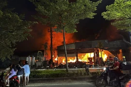 Cháy dữ dội xưởng kinh doanh lốp ô tô ở Bắc Ninh