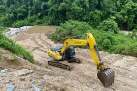 Yêu cầu dừng khai thác cát trái phép ở suối Nậm Ma