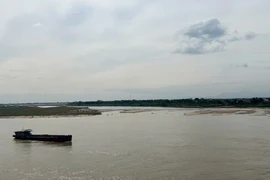 Nước sông Lô, sông Hồng hạ xuống, tàu thuyền chú ý an toàn