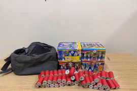 Cảnh sát tuần tra đêm gặp nam thanh niên vác ba lô pháo nổ