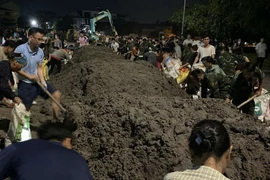 Quân và dân Bắc Ninh trắng đêm đắp đê ngăn lũ 