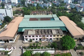 Cận cảnh nhà xưởng sản xuất nhôm kính trái phép ở Hà Nội