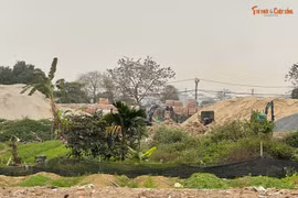 Bãi tập kết VLXD nhếch nhác, ô nhiễm 'nằm chình ình' ở Tây Tựu