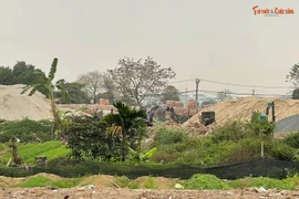 Bãi tập kết VLXD nhếch nhác, ô nhiễm 'nằm chình ình' ở Tây Tựu