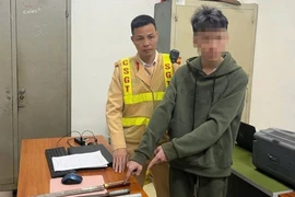 CSGT Hà Nội khống chế thanh niên mang hung khí đi đánh nhau