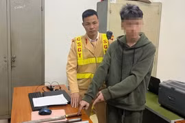 CSGT Hà Nội khống chế thanh niên mang hung khí đi đánh nhau