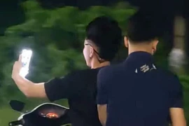 Quay video “tự sướng” đi xe máy không đội mũ, thanh niên bị xử phạt